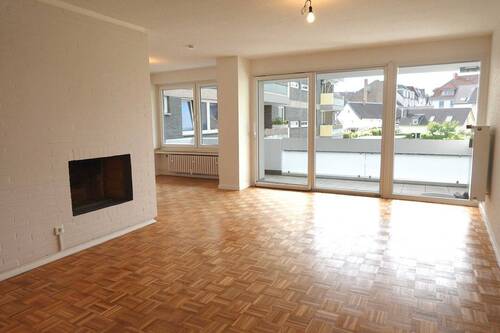 Wohnbereich mit Kamin - 3 Zimmer Etagenwohnung zur Miete in Leverkusen