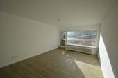 Wohnzimmer - Renovierte 2-Zimmer-Wohnung mit Balkon