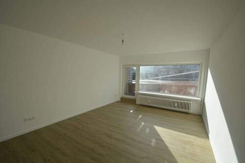 Wohnzimmer - Renovierte 2-Zimmer-Wohnung mit Balkon