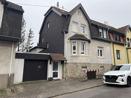 Hausfront - 8 Zimmer Einfamilienhaus zum Kaufen in Saarbrücken / Dudweiler