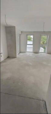 Wohnzimmer mit großen Fenstern - 