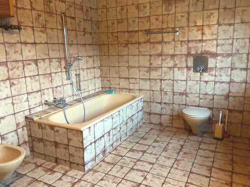 Badewanne und WC - 