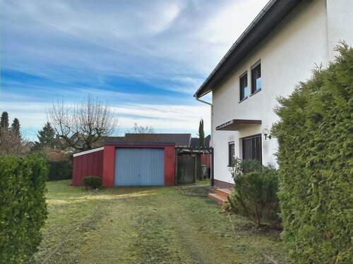 Hofeinfahrt mit Garage - 