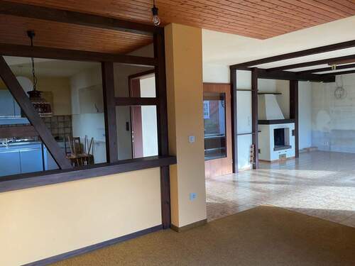 Blick vom Essbereich in das Wohnzimmer und zur Küche - 