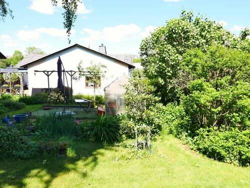 Blick zur Terrasse - 1 Familien - Haus mit separater Einliegerwohnung ! Zum BESTPREIS und auch noch provisionsfrei !