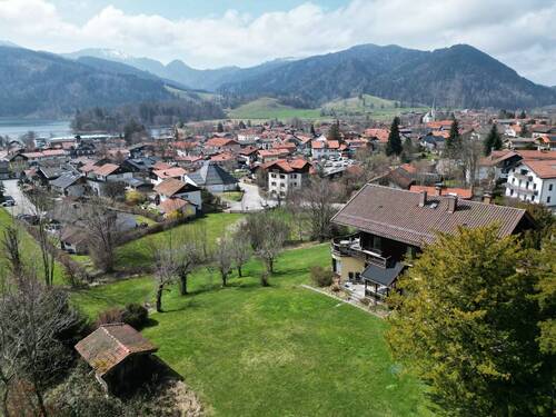 Hausansicht mit Grundstück - Bester Seeblick von Schliersee: Ihr Traumhaus zur Anmietung bis April 2028 - Einmaliges Grundstück