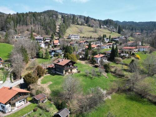 Hausansicht mit Grundstück - 8 Zimmer Einfamilienhaus in Schliersee
