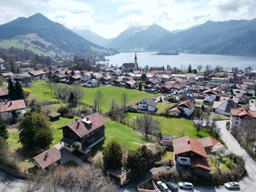 Hausansicht mit Grundstück - Einfamilienhaus mit 200,00 m² in Schliersee zur Miete