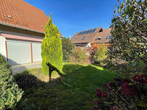 Außenansicht, Terrasse und Garten - 4 Zimmer Reihenendhaus in Achern