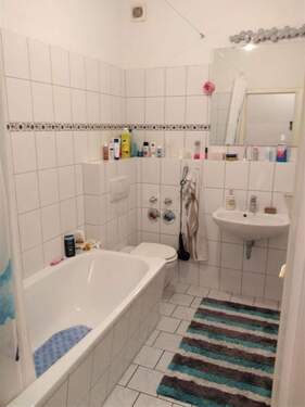 Bad mit Wanne - 