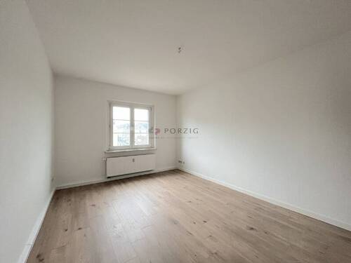 Wohnzimmer - Frisch renoviert & top gelegen: 2-Zimmer-Wohnung im Lutherviertel
