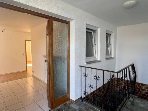 Zugang zur Hauptwohnung - Einfamilienhaus mit 157,00 m² in Hausen zum Kaufen