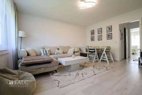 Wohnzimmer Ansicht vom Balkon - 3 Zimmer Etagenwohnung zum Kaufen in Köln