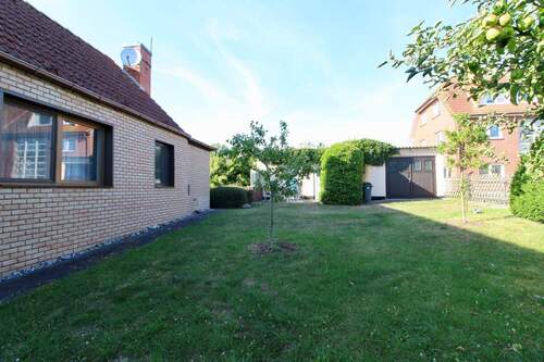 Blick zur Garage und Terrasse - 