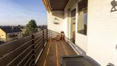 Überdachter Balkon mit Markise und ... - 