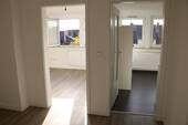 Blick in Wohnzimmer und Küche - 3 Zimmer Etagenwohnung in Bremen