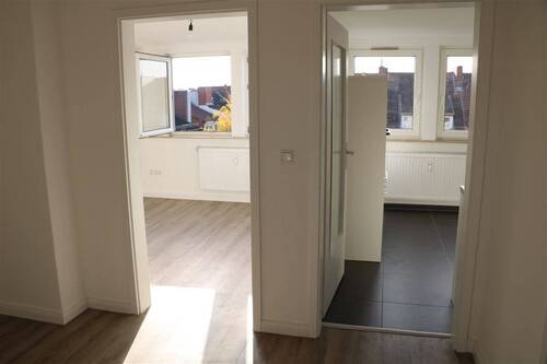 Blick in Wohnzimmer und Küche - 3 Zimmer Etagenwohnung in Bremen