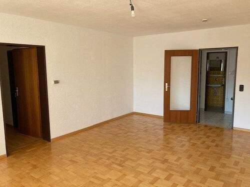 Wohnzimmer mit Ausgang zur Diele und Flur. - 3 Zimmer Etagenwohnung in Seelbach