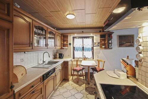 gro?e K?che mit offenem Zugang zum Wohn- und Essbereich - 