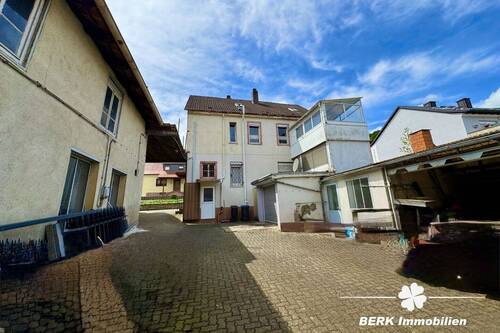 Innenhof - 6 Zimmer Mehrfamilienhaus, Wohnhaus zum Kaufen in Laudenbach