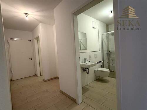 Eingangsbereich / Blick in zweites Badezimmer - 