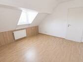 Zimmer im Dachgeschoss - 