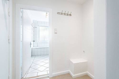 Eingangsflur Blick Badezimmer - 2 Zimmer Etagenwohnung in Hamburg