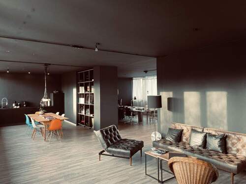 Empfang und offene Küche - Stylisches Loftbüro in Stuttgart mit Lastenaufzug - sofort verfügbar