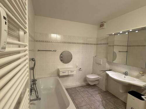 Bad mit Badewanne.JPG - 