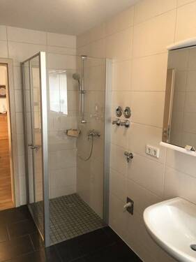 Modernes Badezimmer mit Dusche - 2 Zimmer Etagenwohnung in Schwandorf
