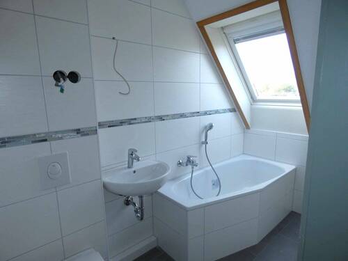 Bad mit Wanne im Dachgeschoss.jpg - 
