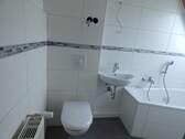Bad im DG mit Fenster.jpg - 
