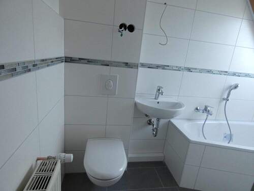 Bad im DG mit Fenster.jpg - 