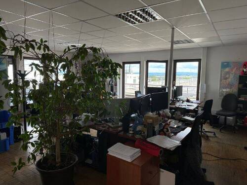 Bürofläche Gesamt - Penthouse-Büro mit Dachterrasse, Flughafenblick, komplett möbliert, sofort frei