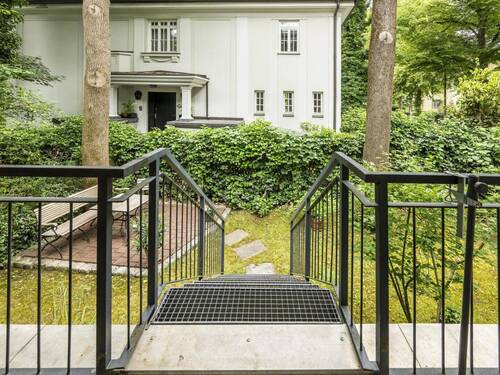 Treppe mit Zugang zum Garten - 
