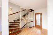 Flur mit Treppe - 