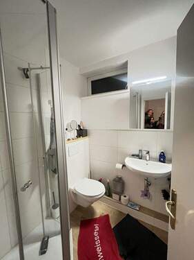 neues Badezimmer mit Fenster - 