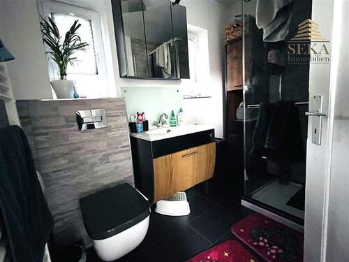 Badezimmer mit Dusche im Erdgeschoss - 