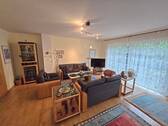 großes helles Wohnzimmer - 
