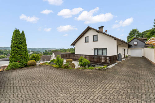 Titlebild - #KOMINOS IMMOBILIEN# Großzügiges Zweifamilienhaus mit Panoramablick über Attendorn