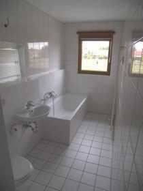 Bad mit Wanne und Dusche - 