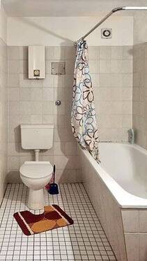 Badezimmer mit Wanne und WC - Etagenwohnung mit 37,50 m² in Solingen zur Miete