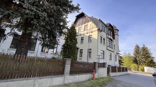 Blick auf das Wohnhaus mit Gewerbeanbau aus Richtung Kampfweg - 