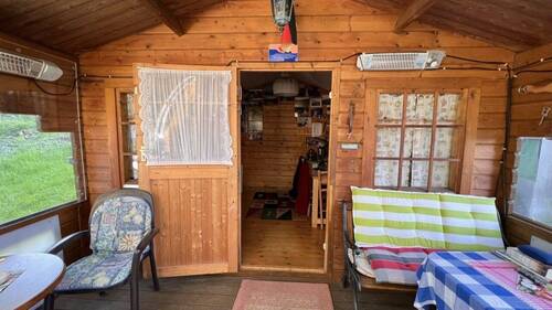 Gartenhaus im großen Garten - 