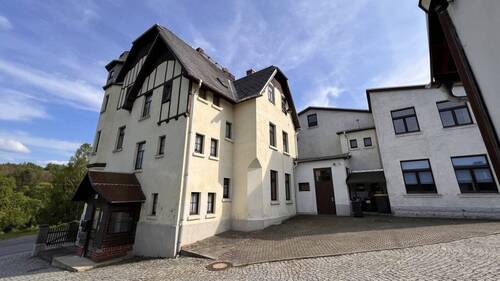 Blick auf das Wohnhaus mit Gewerbeanbau aus Richtung Hofgelände - 