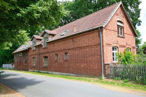 Straßenansicht Nebengebäude - 