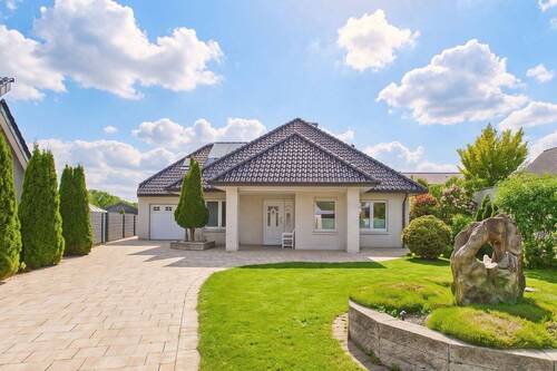 Außenansicht - Ein Haus, das Eindruck hinterlässt: Hochwertiges EFH aus 2013