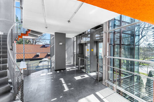 Treppenhaus mit Aufzügen - 