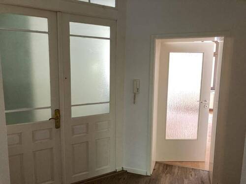 Flur mit Wohnungseingangstür, massiv Holz - 2 Zimmer Etagenwohnung in Zwickau