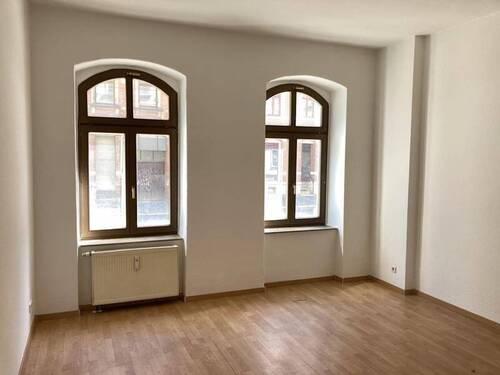 Wohnzimmer, Laminat, zwei Fenster - 